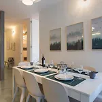 Lovelystay - Wide & Bright 4 Families
